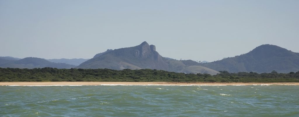 Praia de Setiba, no Parque Estadual Paulo Cesar Vinha, em Guarapari/ES, visto do mar. Foto Leonardo Merçon