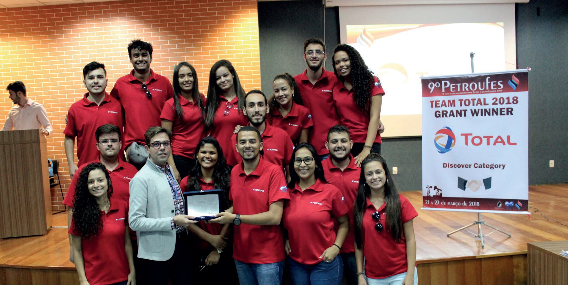 Estudantes de Engenharia de Petróleo de São Mateus recebem prêmio