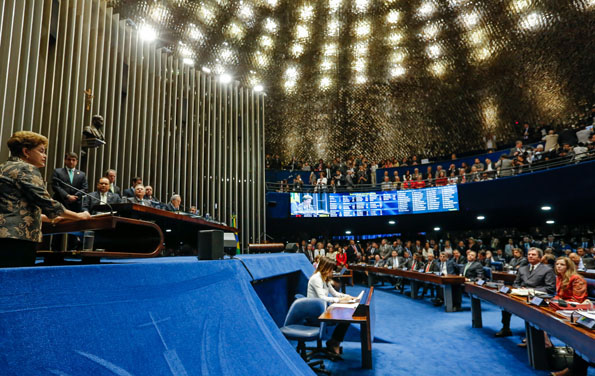 Na foto, Dilma discursa contra o impeachment no senado